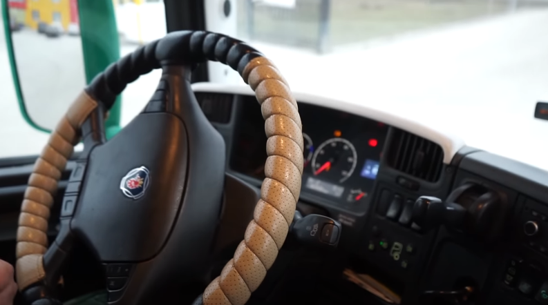 Scania P420, четырехосный самосвал